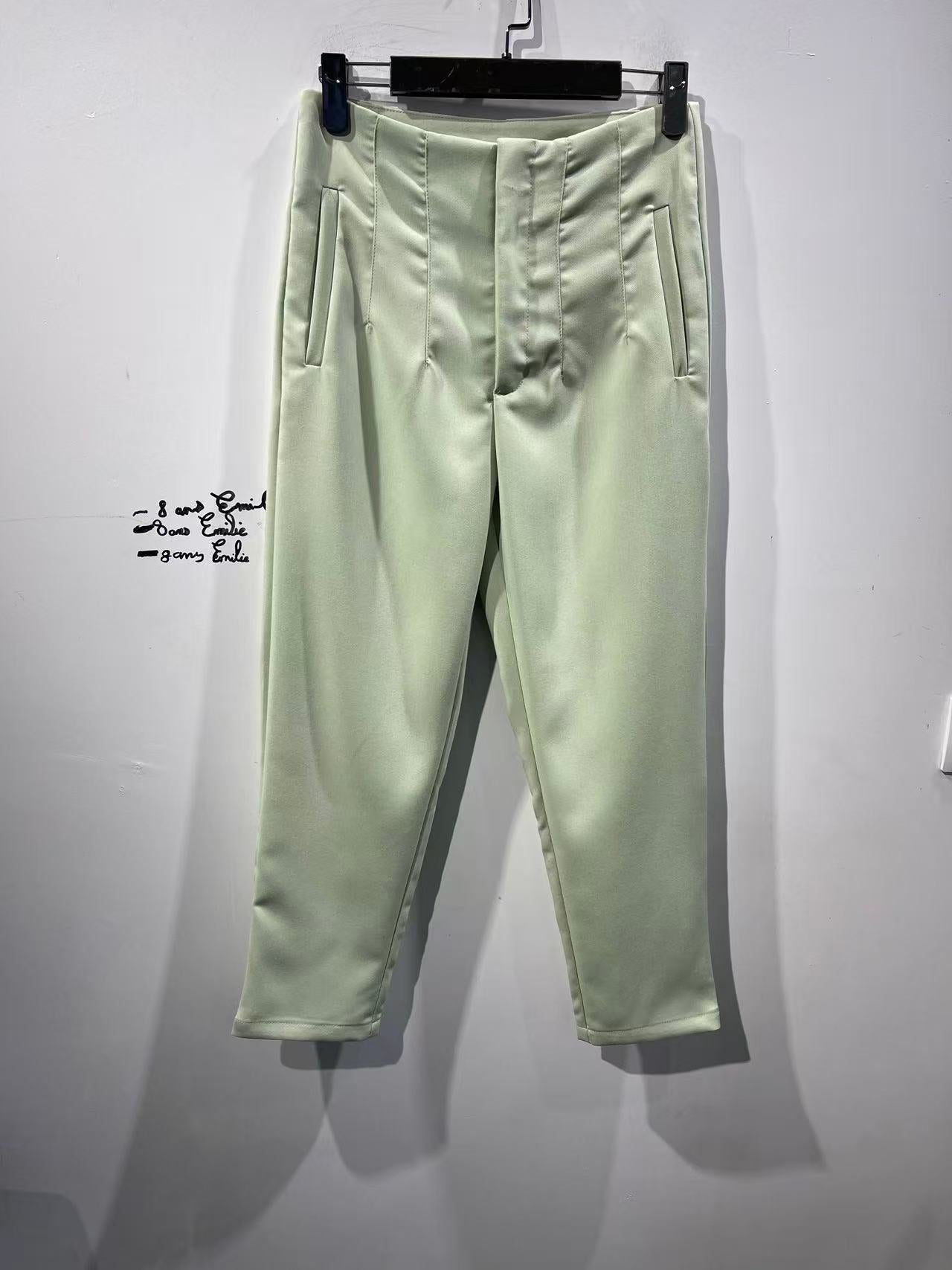 Frenchy pantalon fuselé plissé à plié sur uni