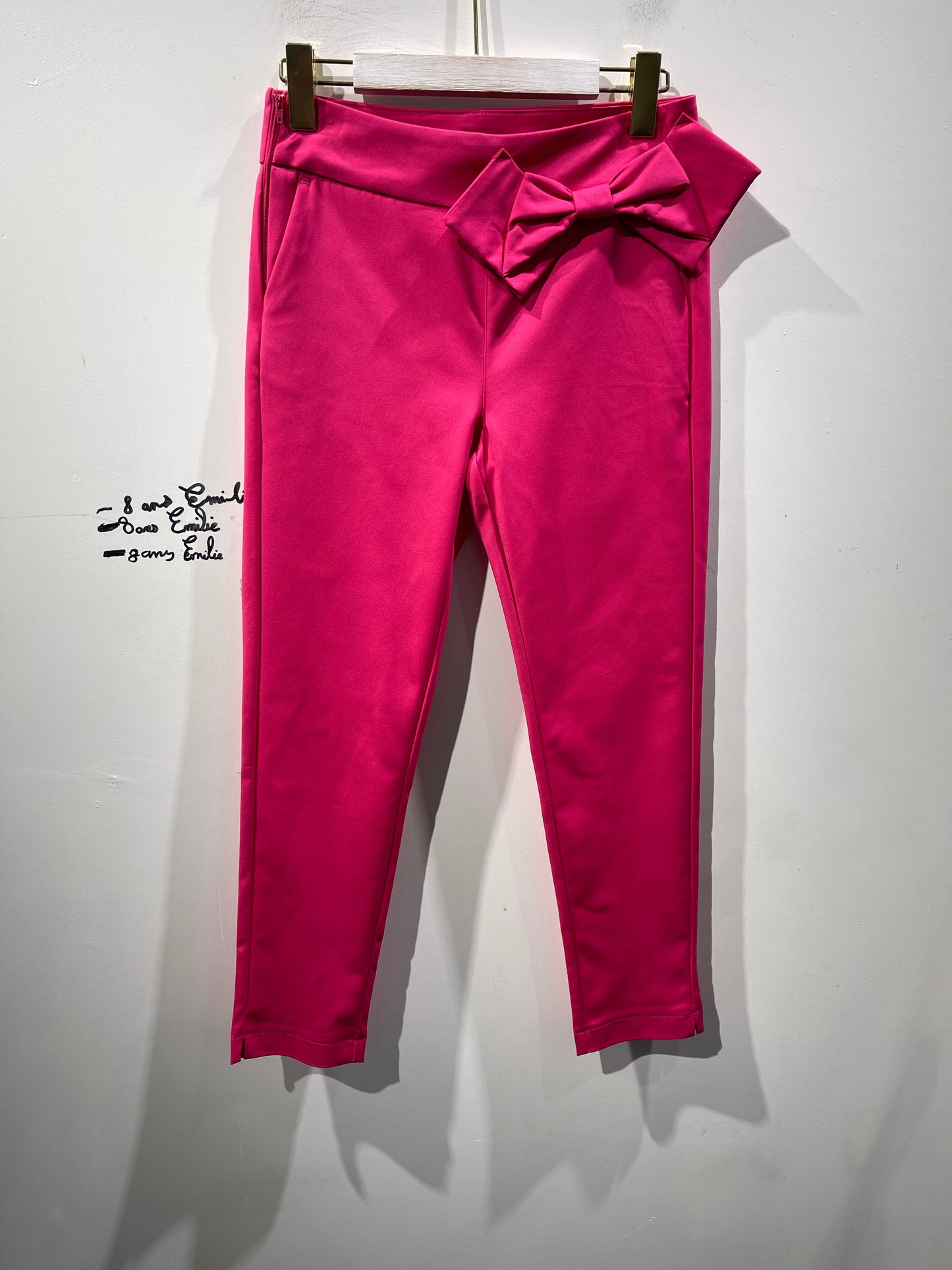 pantalon avec noeud papillon