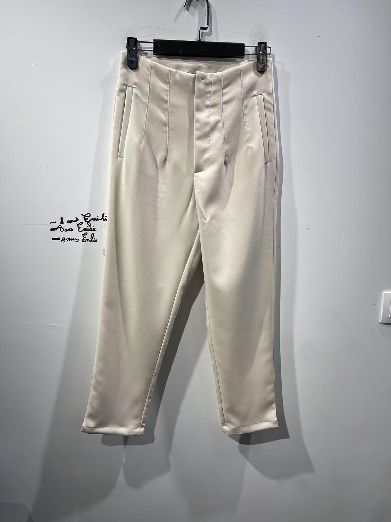 Frenchy pantalon fuselé plissé à plié sur uni