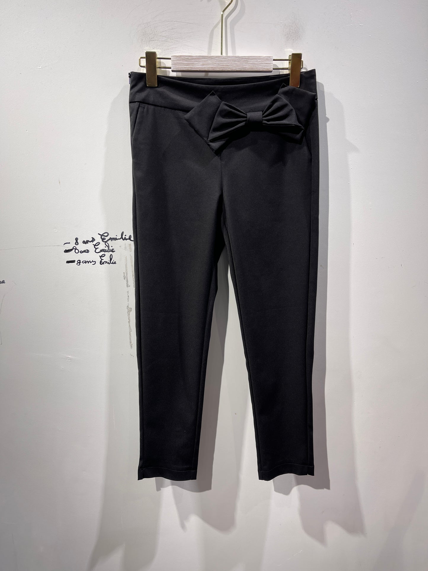pantalon avec noeud papillon