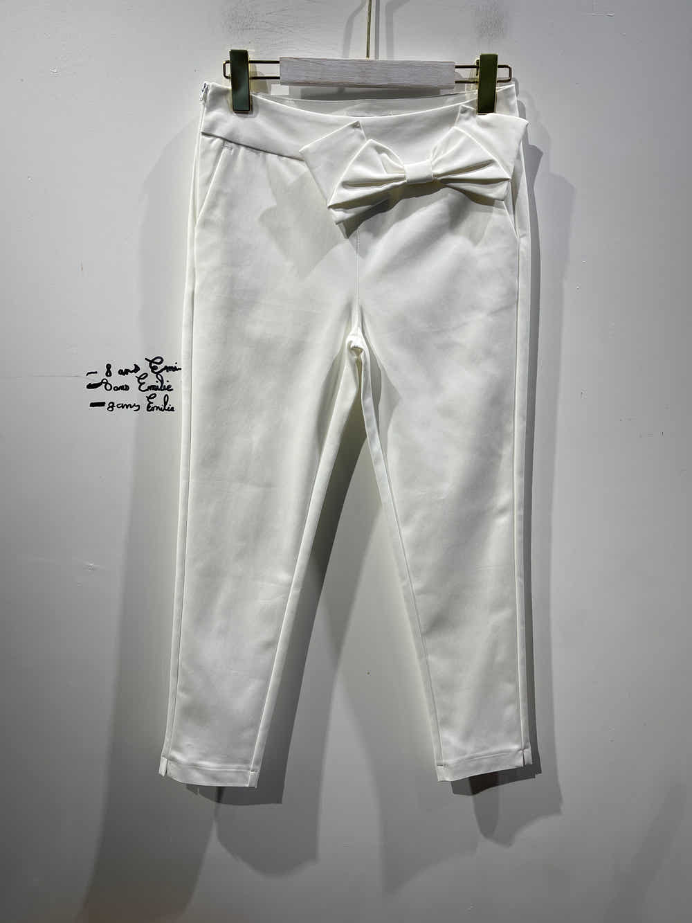 pantalon avec noeud papillon