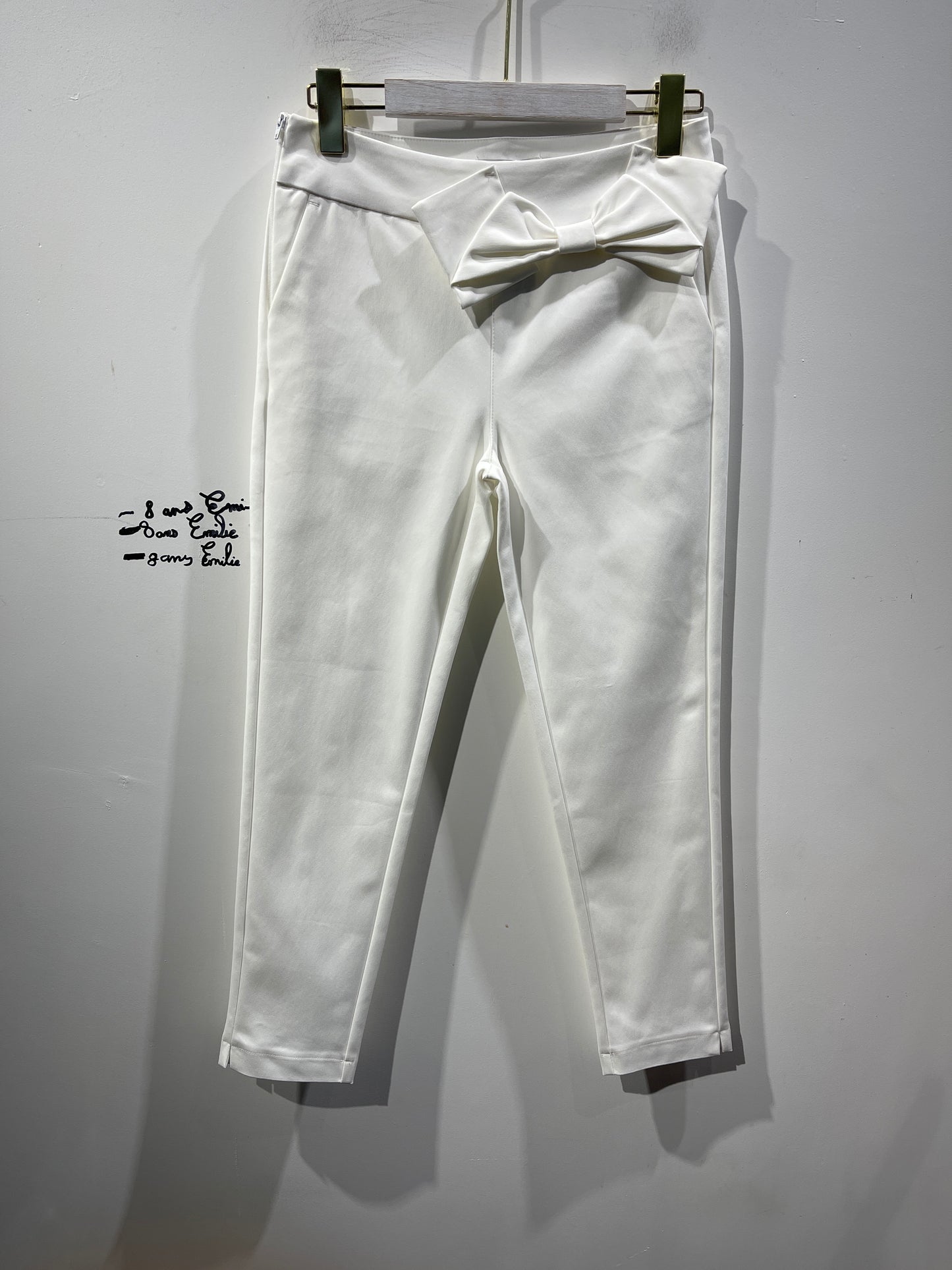 pantalon avec noeud papillon