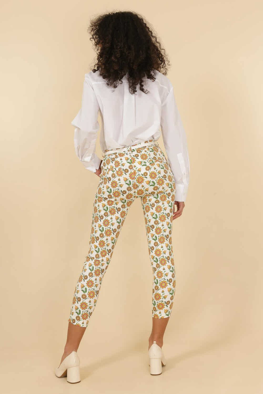 Pantalon imprimé fleuri jaune porté - Magnolia Paris