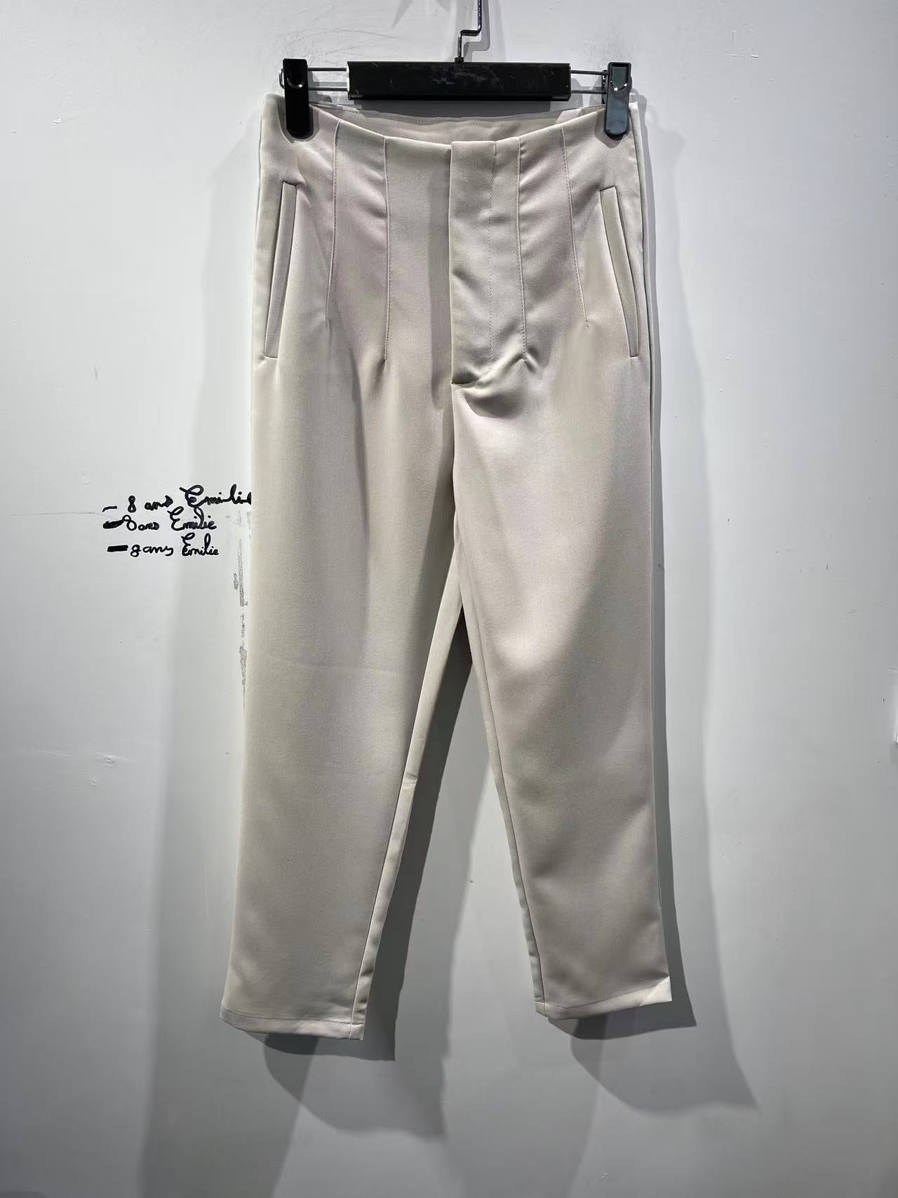 Frenchy pantalon fuselé plissé à plié sur uni