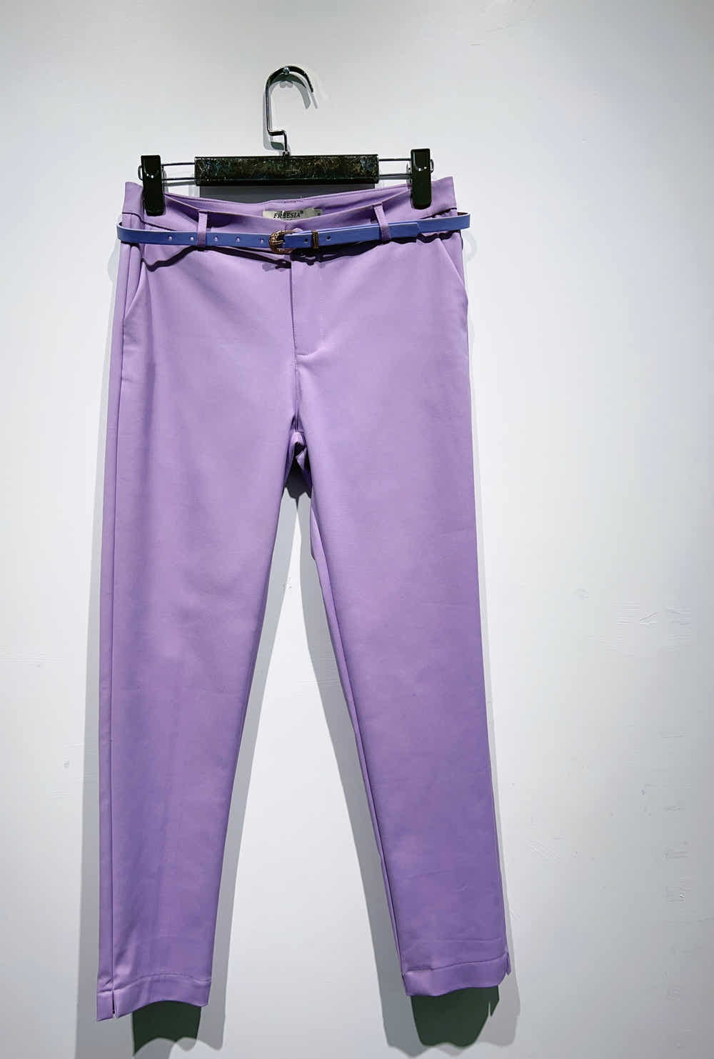 Pantalon chino slim avec ceinture détail tissu - Magnolia Paris