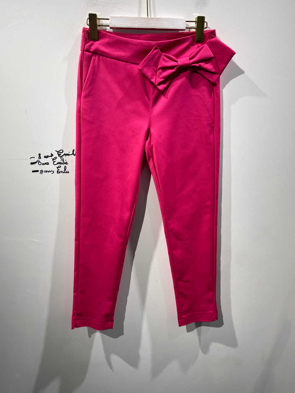 pantalon avec noeud papillon