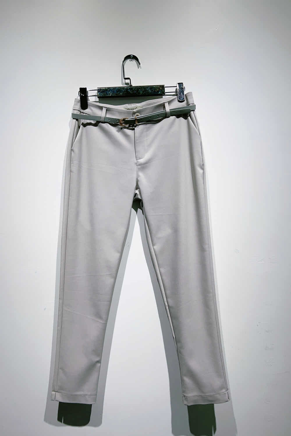 Pantalon chino slim à cheville coloris femme - Magnolia Paris