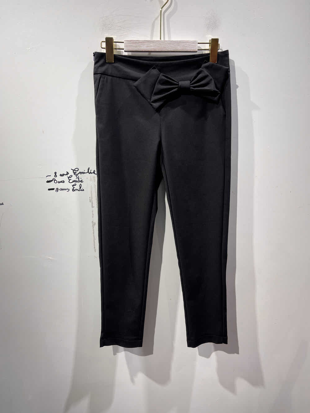 pantalon avec noeud papillon