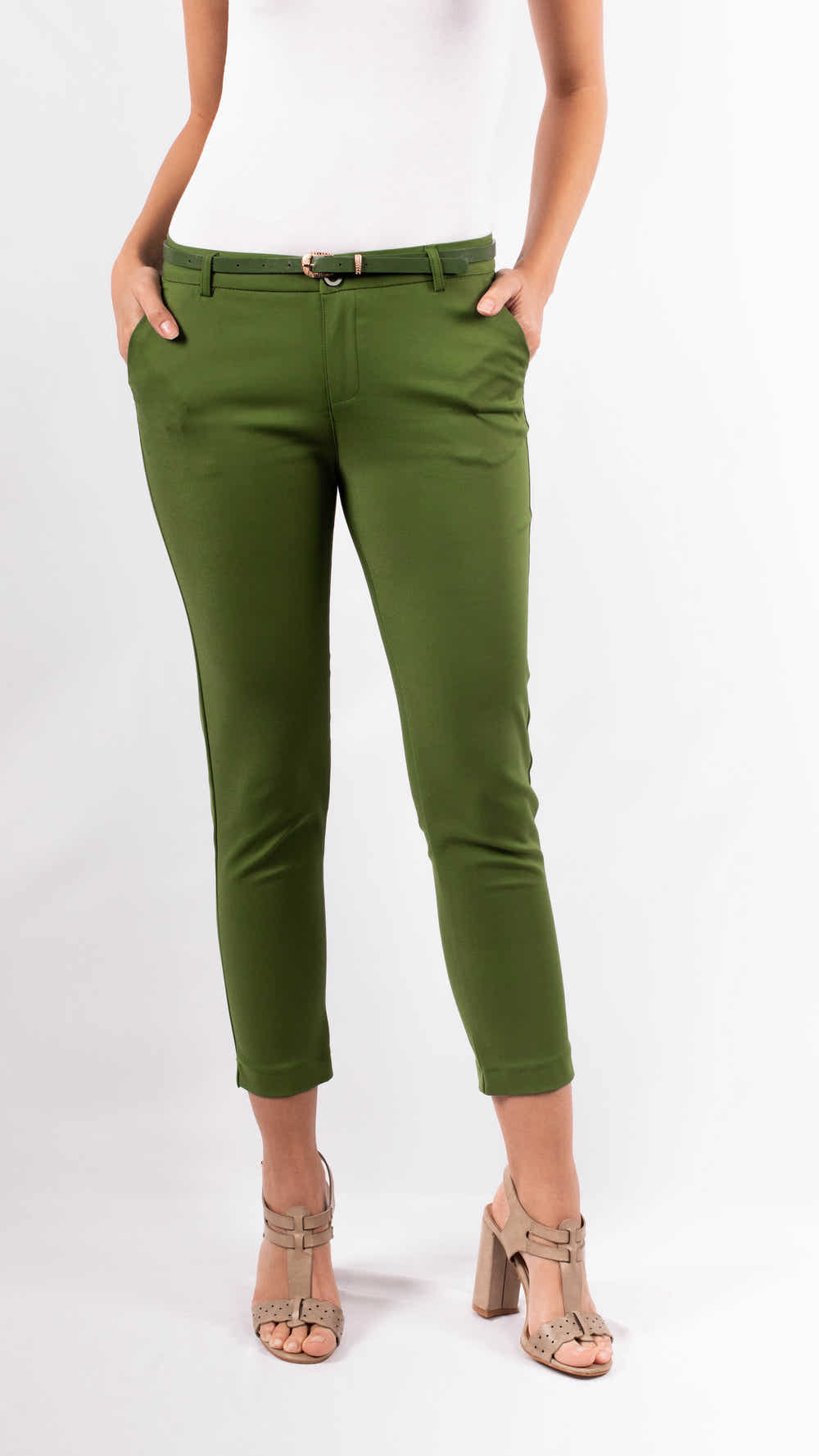 Pantalon chino slim femme avec ceinture - vue portée