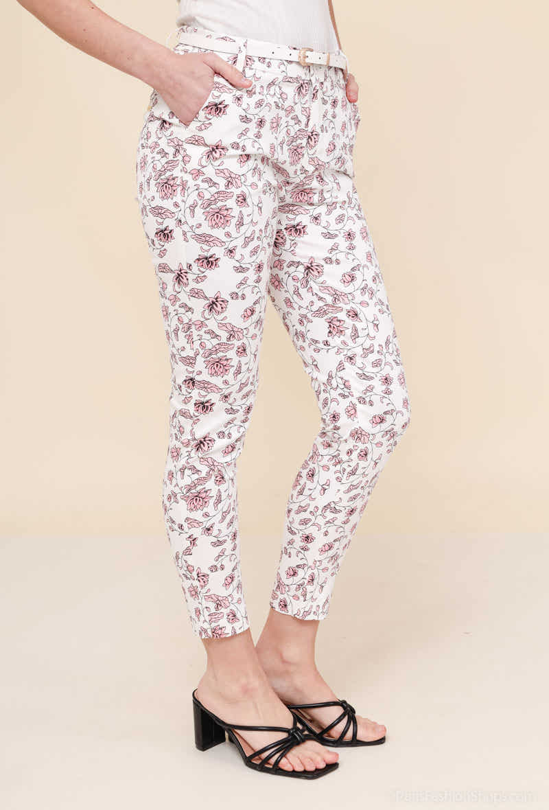 Pantalon imprimé fleuri rose porté - Magnolia Paris
