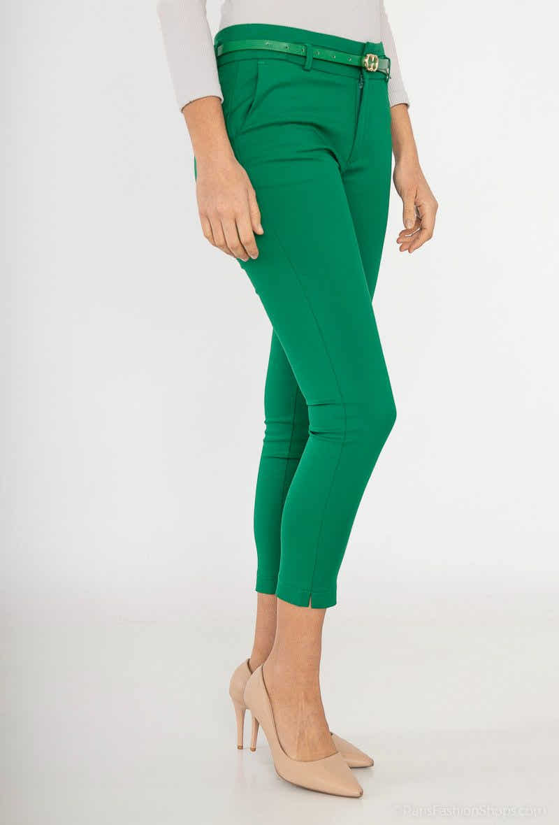 Pantalon chino coupe slim beige avec ceinture - détail