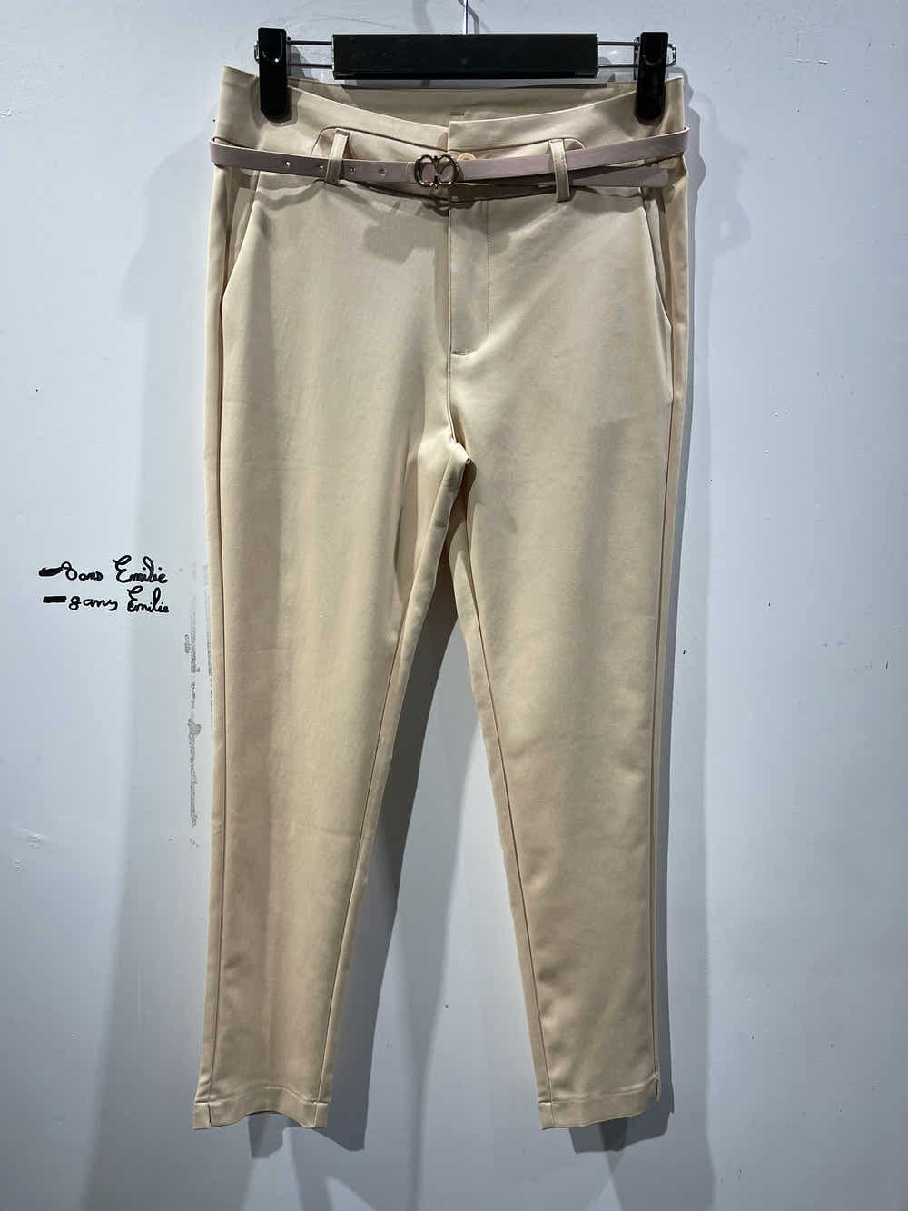 Pantalon chino coupe slim femme avec ceinture - vue de face