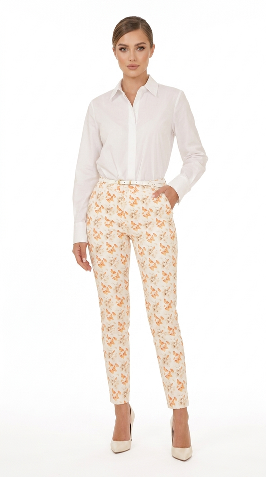 Modèle portant le pantalon imprimé papillons orange - vue studio fond blanc