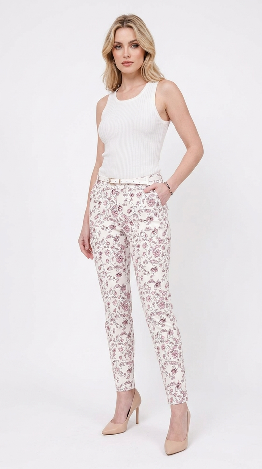Modèle portant le pantalon imprimé fleuri rose - vue studio fond blanc