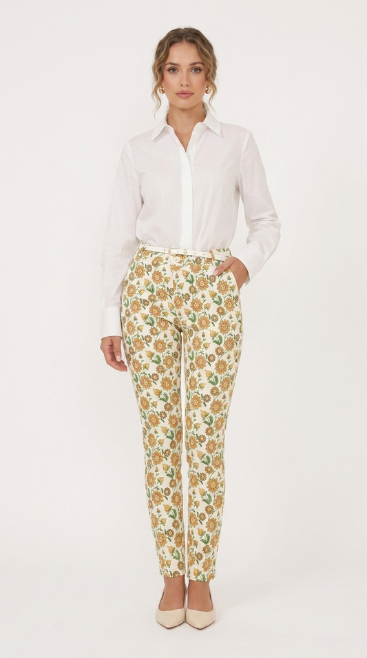 Modèle portant le pantalon imprimé fleuri jaune - vue studio fond blanc